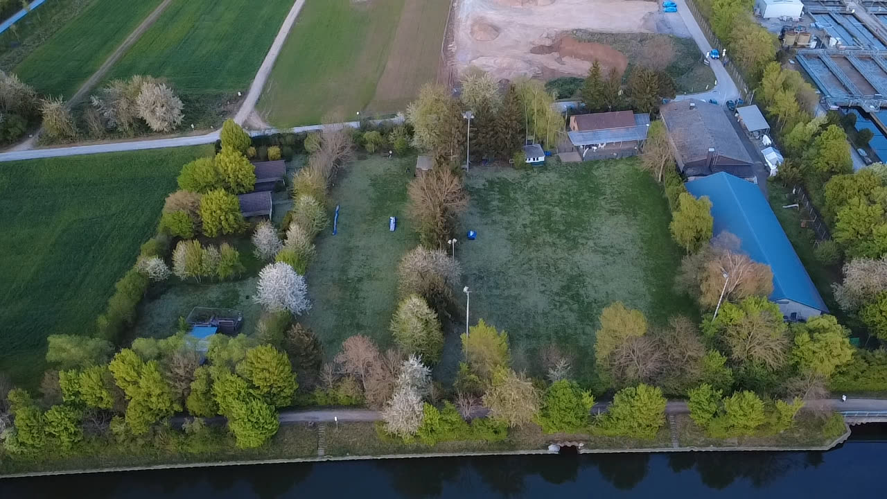 Luftaufnahme unseres Vereinsgeländes mit Trainingsplatz am Wasser