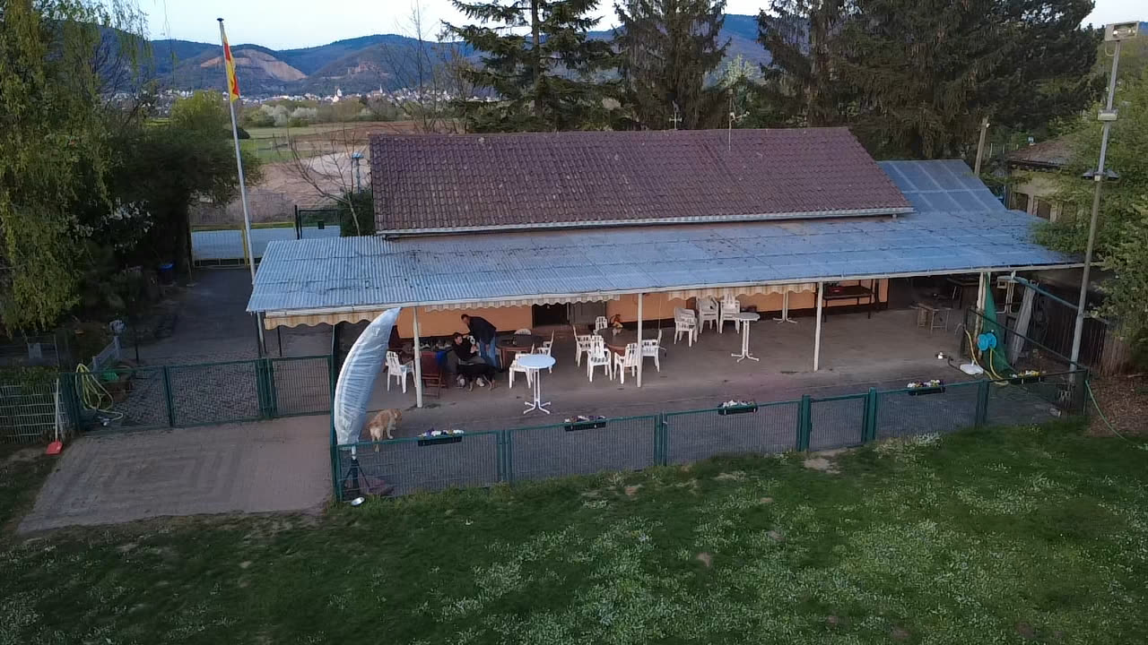 Unser Vereinsheim mit überdachter Terrasse und Sitzgelegenheiten